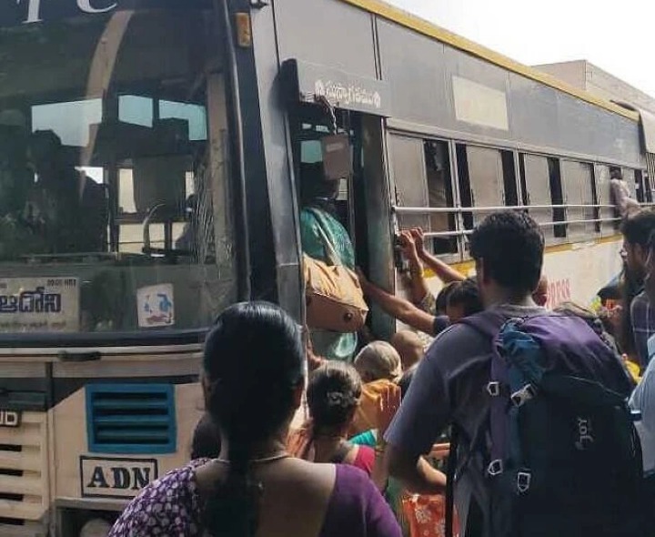 శ్రీశైలంలో బస్సులు లేక ప్రయాణికులకు ఇబ్బందులు!