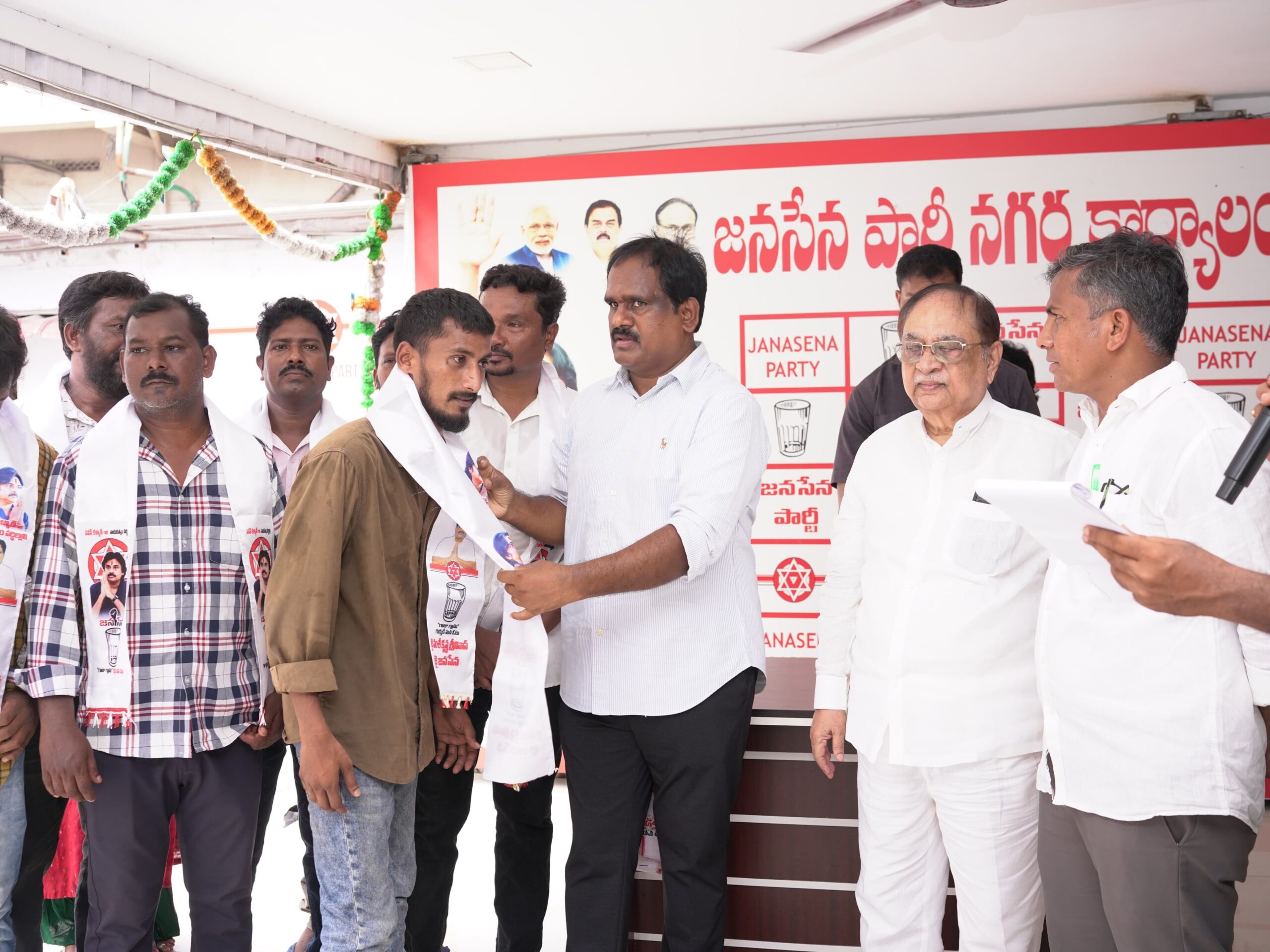 జనసేనలో చేరిన 60 కుటుంబాలు