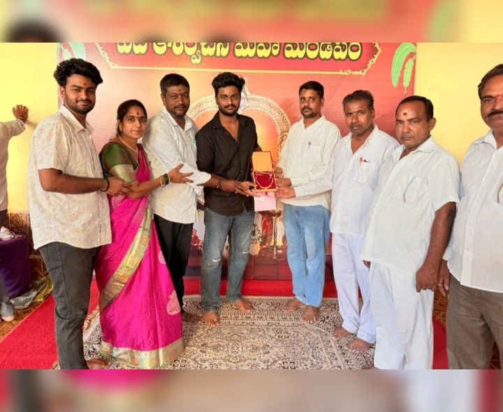 అమ్మవారికి బంగారు నెక్లెస్ అందజేత