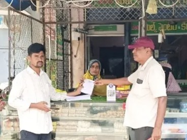 వ్యాపారులకు మున్సిపల్ అధికారులు ఫైన్