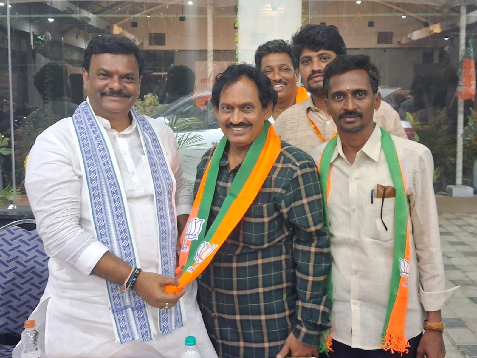 బీజేపీలో చేరిన చల్లపల్లి మాజీ ఆర్‌ఐ