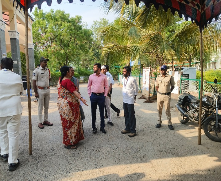 సివిల్స్ ప్రిలిమ్స్ పరీక్షలను తనిఖీ చేసిన కలెక్టర్
