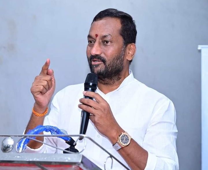 రైతులతో రాజకీయం రేవంత్‌కు అలవాటు: రఘునందన్