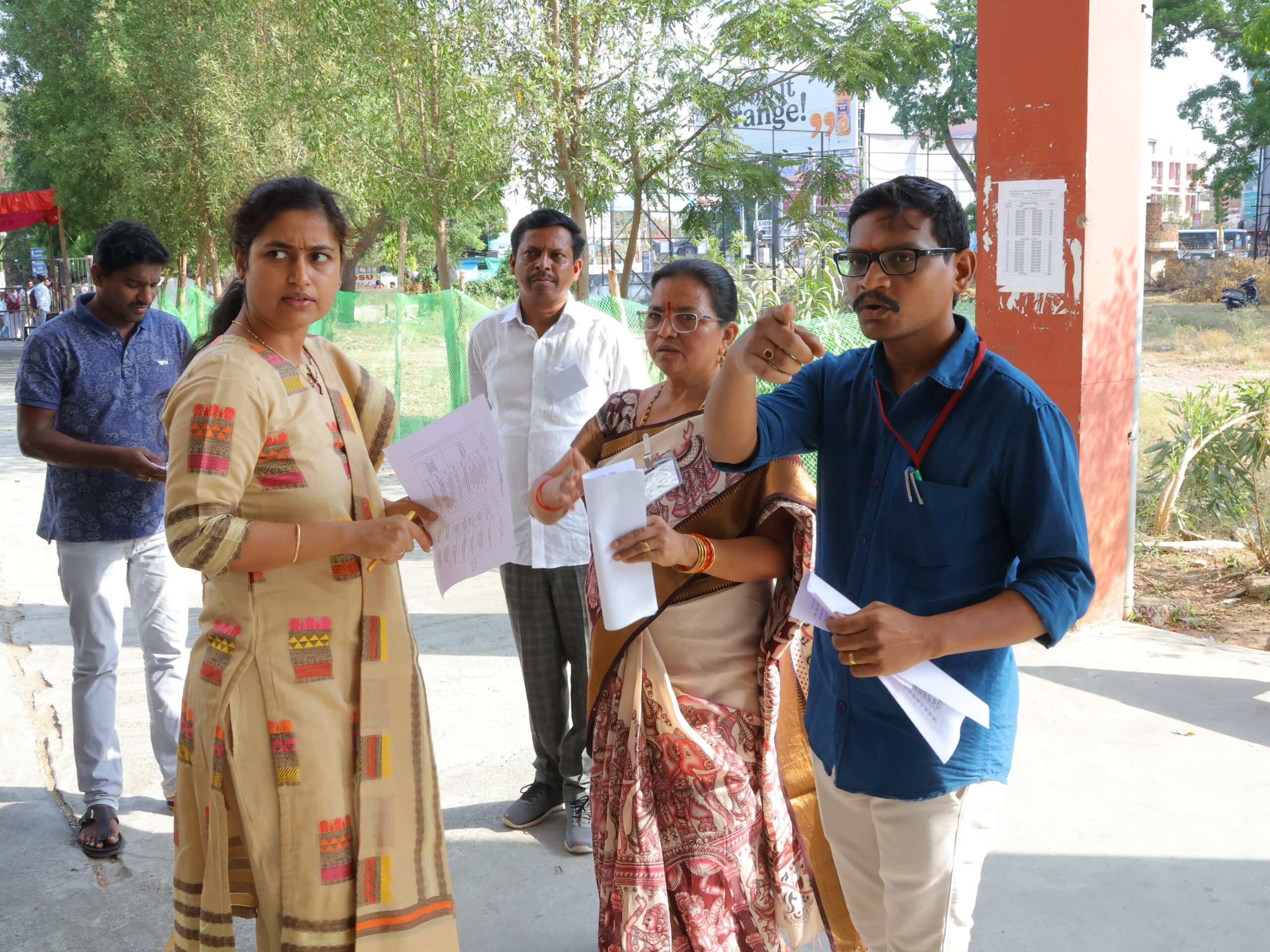 పలు పరీక్షా కేంద్రాలను పరిశీలించిన కలెక్టర్
