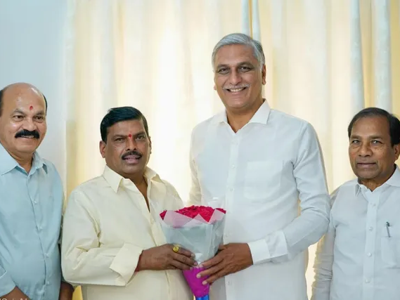 మాజీ మంత్రి హరీష్ రావు కలిసిన ఎమ్మెల్యేలు