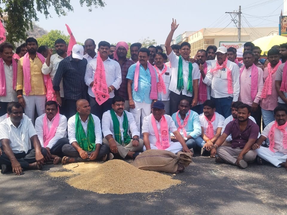 BRS నాయకుల రాస్తారోకో