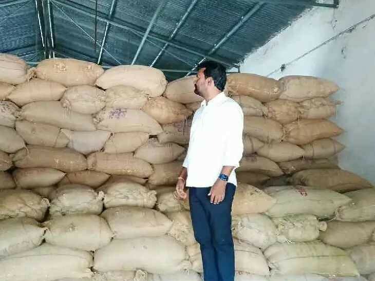 ధాన్యాన్ని గోదాంలో భద్రపరుస్తున్నాం: నర్సయ్య