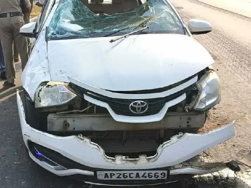 టైర్ పంచర్ అదుపుతప్పి గాల్లోకి ఎగిరిన కారు