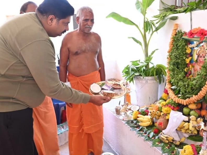 పూజా కార్యక్రమాలలో పాల్గొన్న ఎమ్మెల్యే