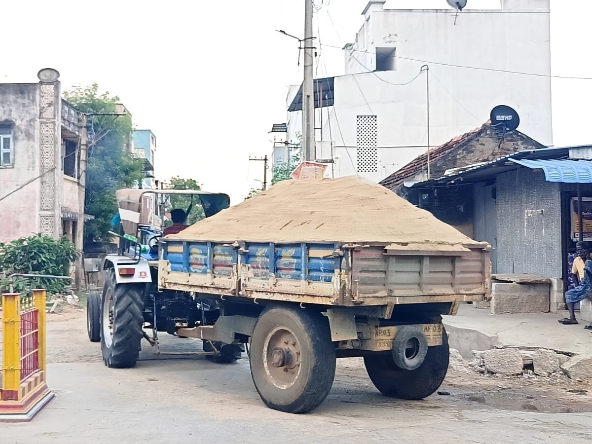 తార్పాలిన్ లేకుండా ఇసుక రవాణా