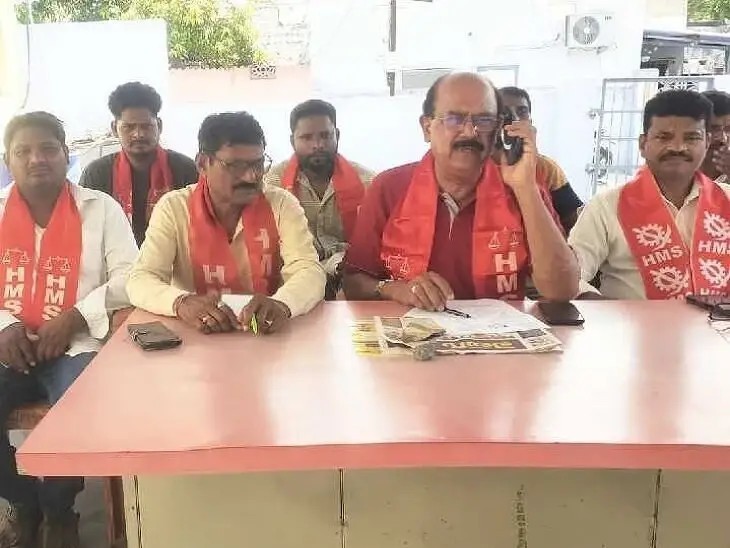 ‘వేతనాలు పెంచామని ప్రభుత్వం మోసం చేస్తోంది’