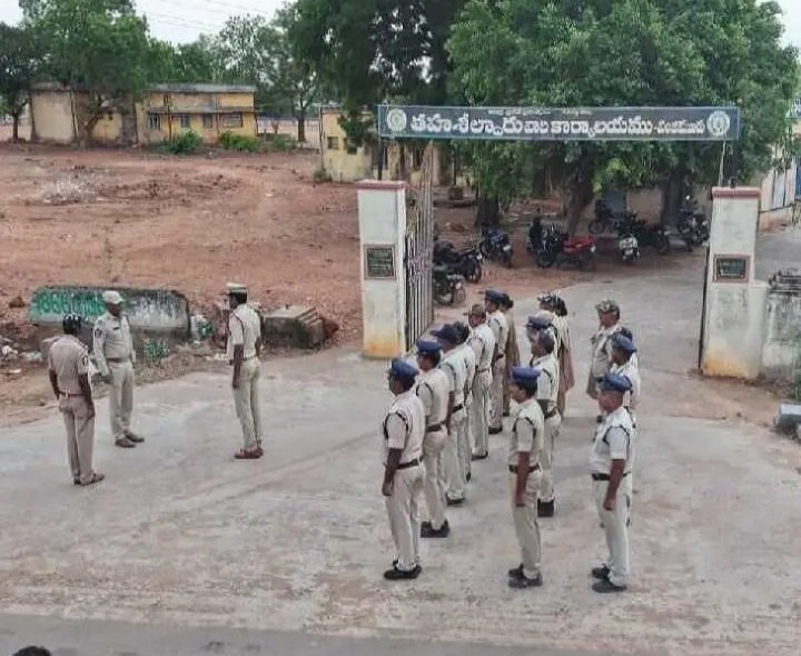 కార్డాన్ సెర్చ్.. 53 బైకులు సీజ్