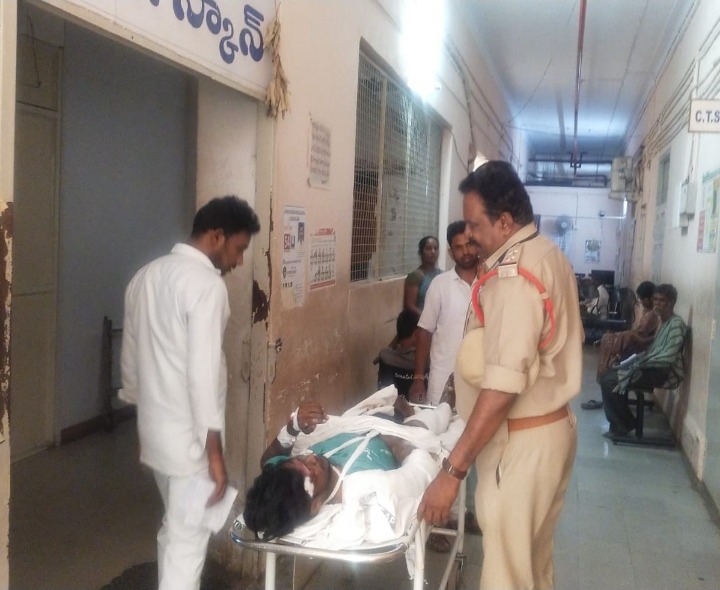 క్షతగాత్రుడికి అండగా నిలిచిన వైద్యులు