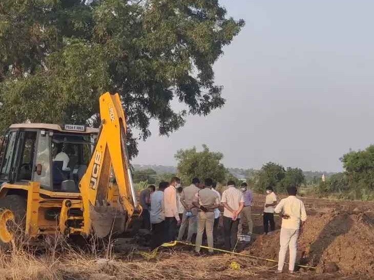 పూడ్చిపెట్టిన స్థలంలోనే పోస్టుమార్టం