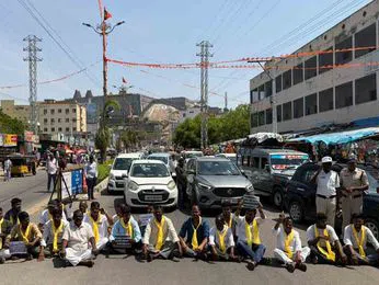 యాదగిరిగుట్టపై యాదాద్రి పరిరక్షణ కమిటీ సభ్యులు ఆందోళన