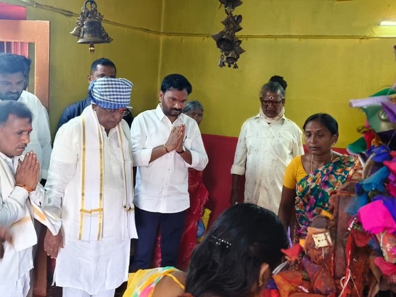 ఆలయంలో మొక్కులు చెల్లించుకున్న ఎమ్మెల్యే