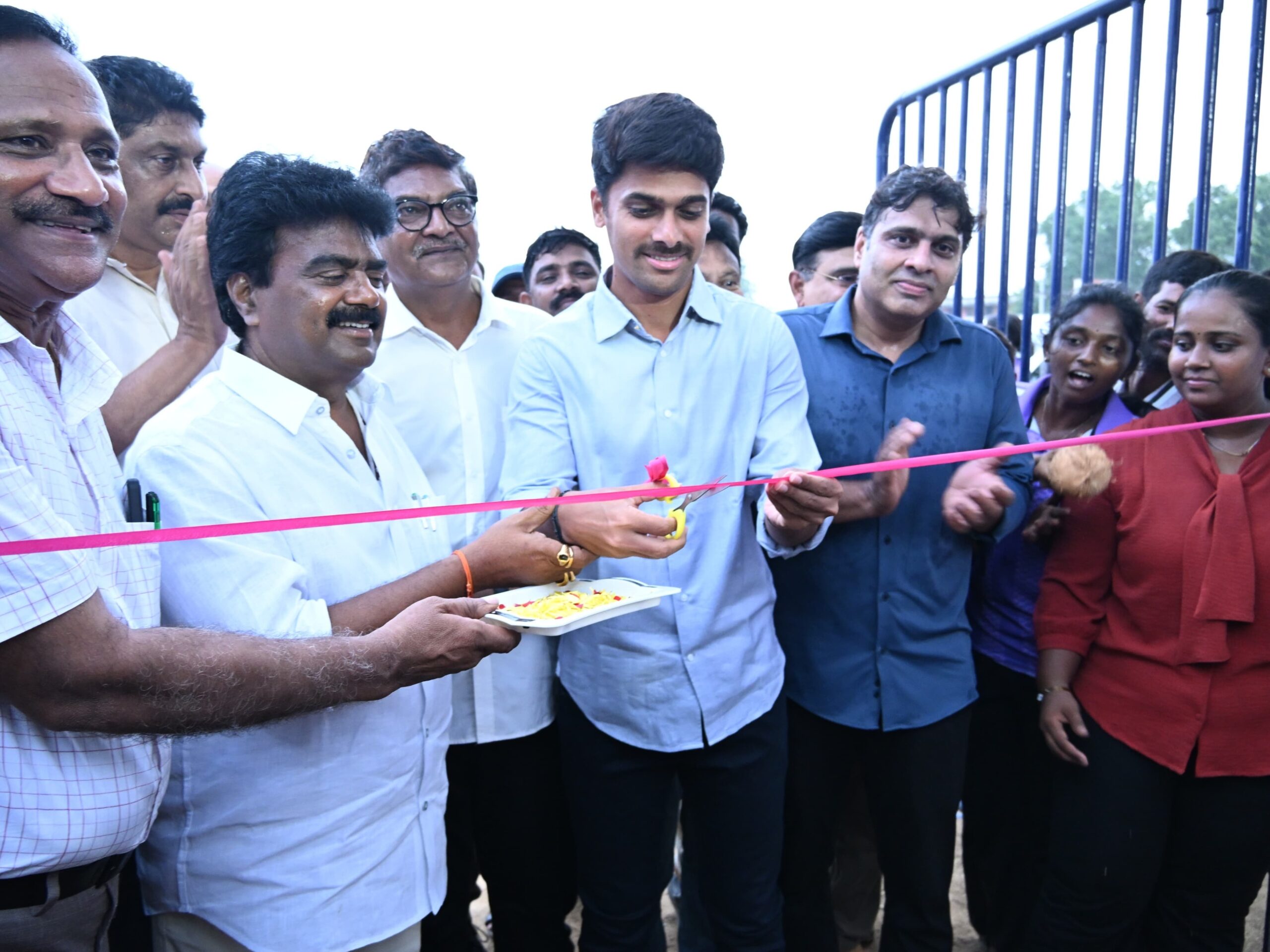క్రికెట్ శిక్షణ కేంద్రాన్ని ప్రారంభించిన ఎమ్మెల్యే