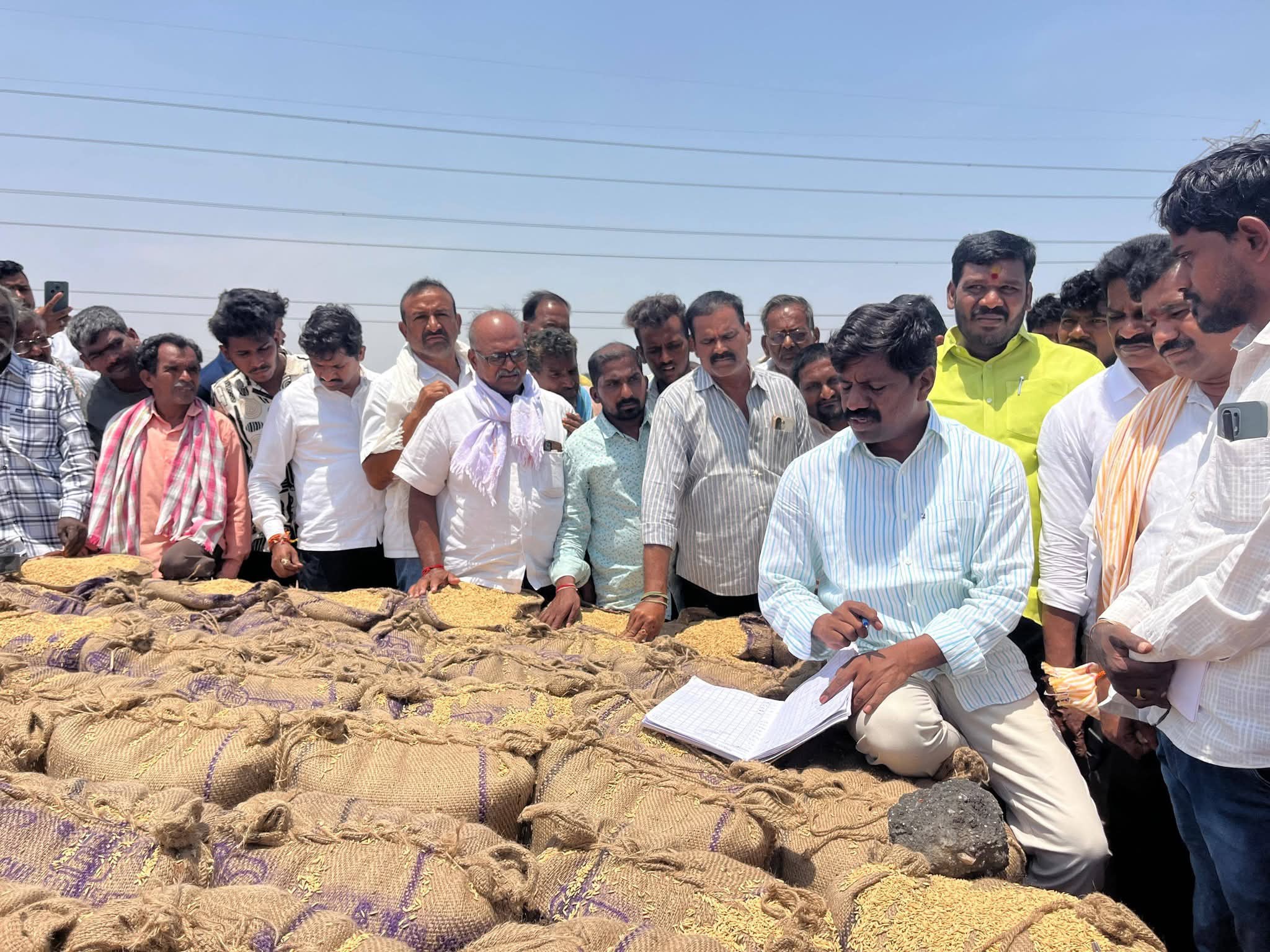 ధాన్యం కొనుగోలు కేంద్రాలను తనిఖీ చేసిన ప్రభుత్వ విప్