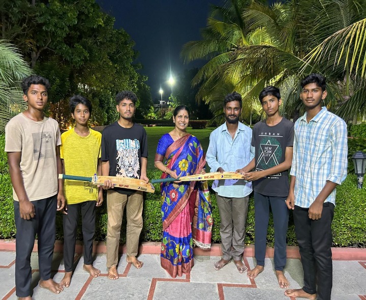 క్రీడాకారులకు క్రికెట్లు పంపిణీ చేసిన బీసీ ఇందిరమ్మ