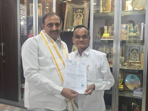 బాధిత కుటుంబానికి LOC చెక్కును అందజేసిన పీఏసీ ఛైర్మన్