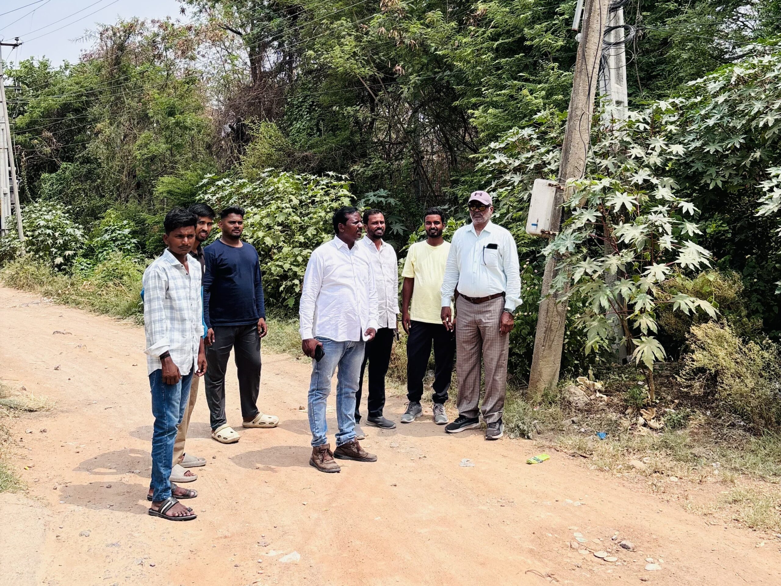 రోడ్డు విస్తరణ కోసం విద్యుత్ స్తంభాల పరిశీలన