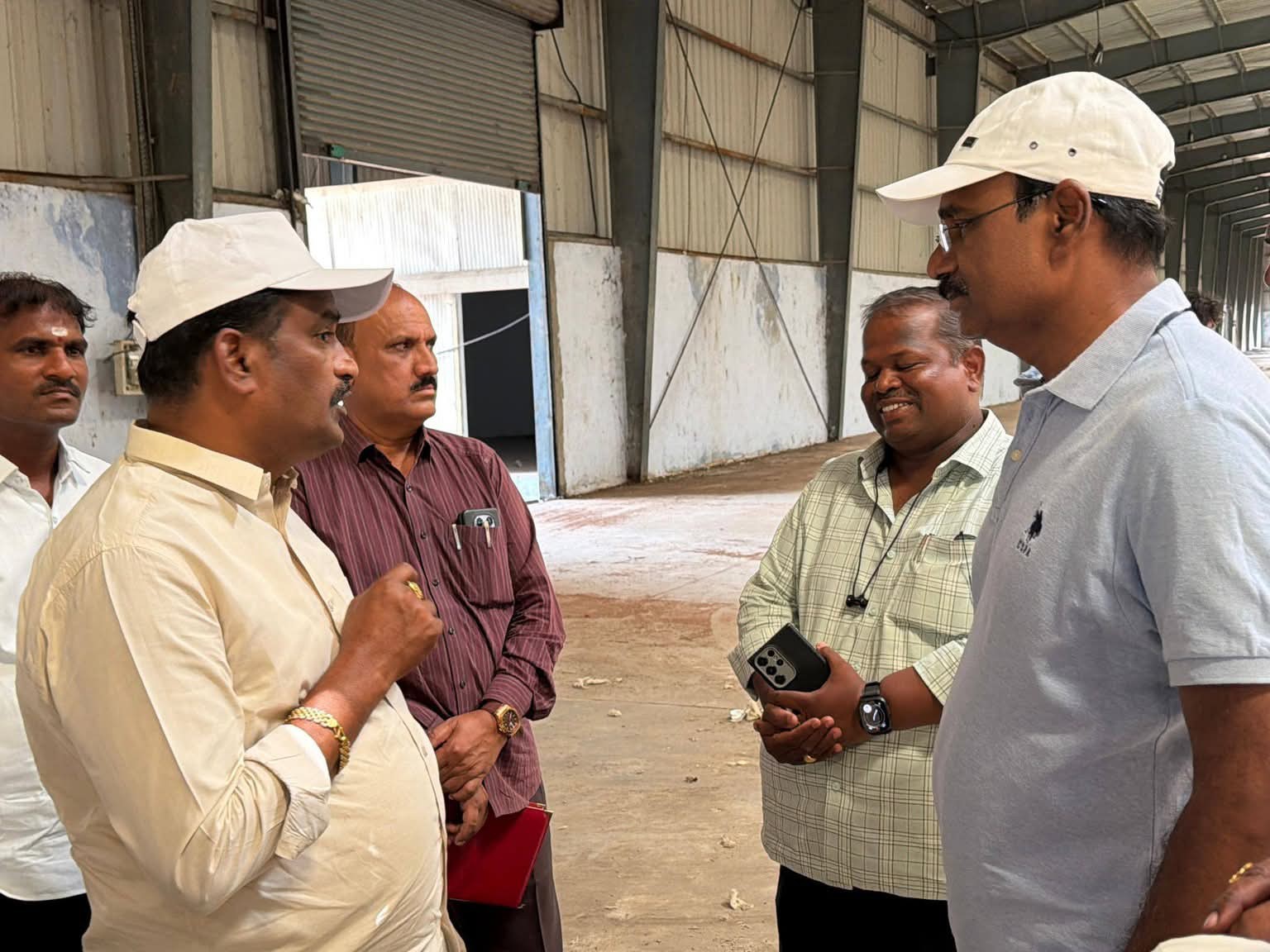 గోదామును సందర్శించిన ఆలేరు ఎమ్మెల్యే