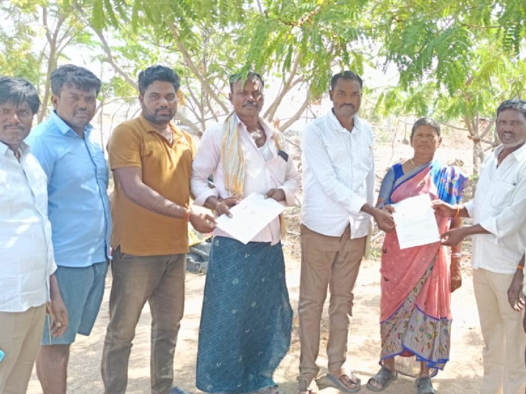 సీఎంఆర్ఎఫ్ చెక్కులు పంపిణీ చేసిన సర్పంచ్