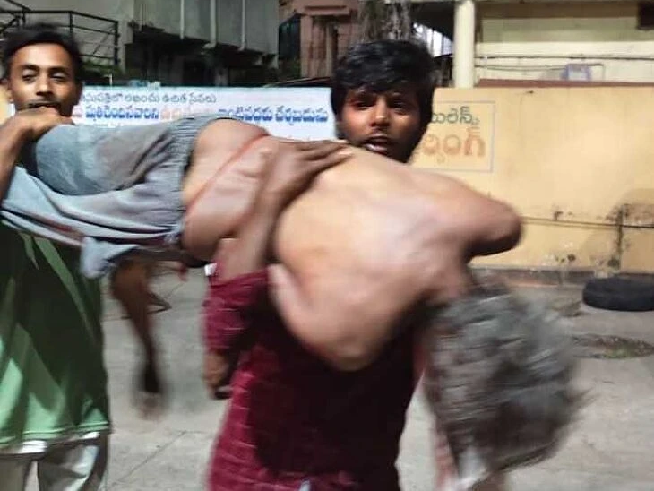 అంబులెన్స్ లేక భుజాలపైనే మృతదేహం