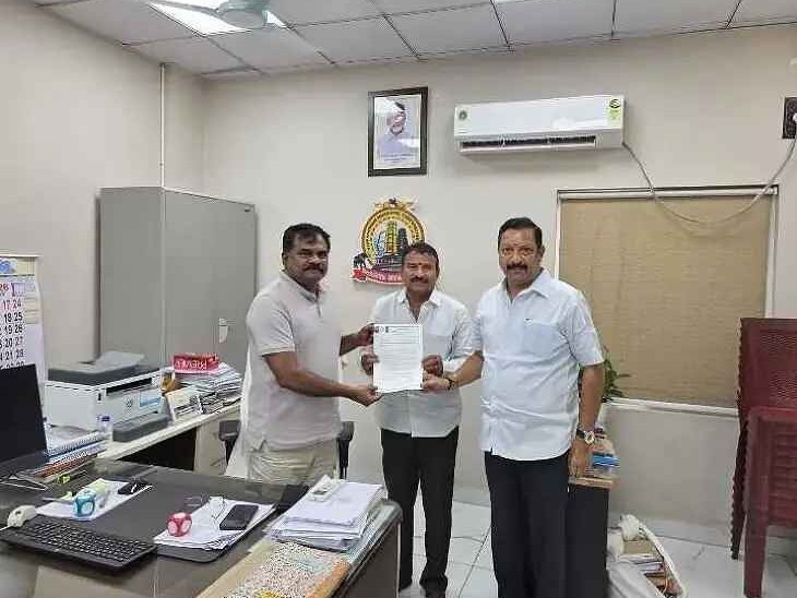 డివిజన్ల పునర్విభజన లోపాలపై అభ్యంతర పత్రాలు అందజేసిన వైసీపీ