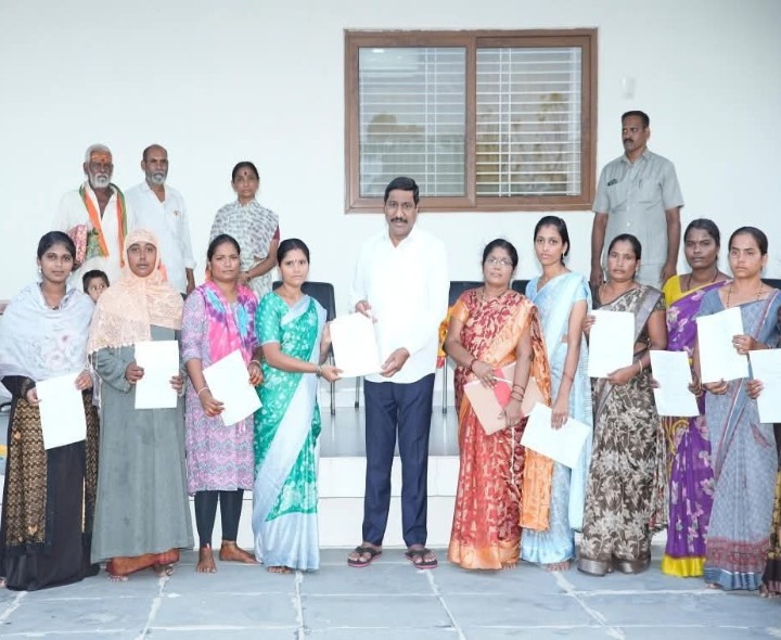 అంగన్వాడీలకు నియామక పత్రాల అందజేత: మంత్రి