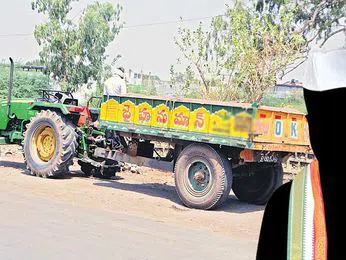 ఇసుక ట్రాక్టర్ల అడ్డగింత!