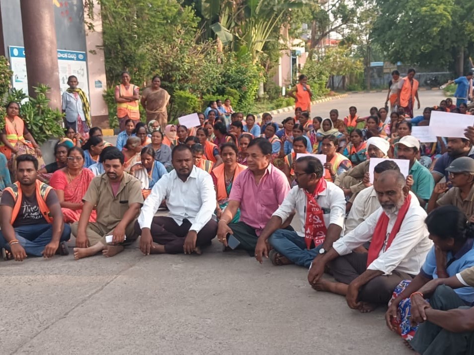 పారిశుద్ధ్య కార్మికుల మెరుపు సమ్మె
