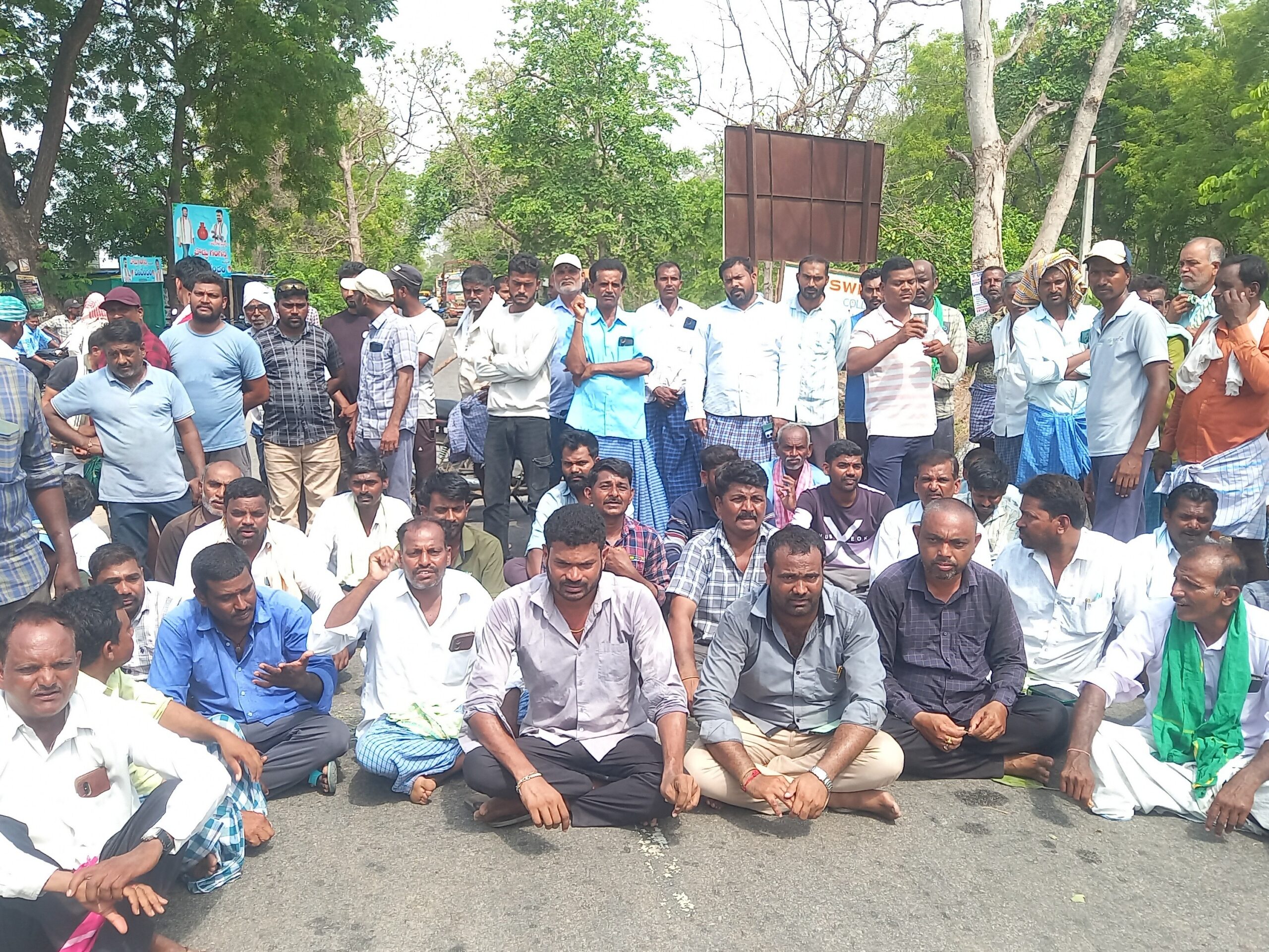 ధాన్యాన్ని మిల్లులకు తరలించాలని ధర్నా