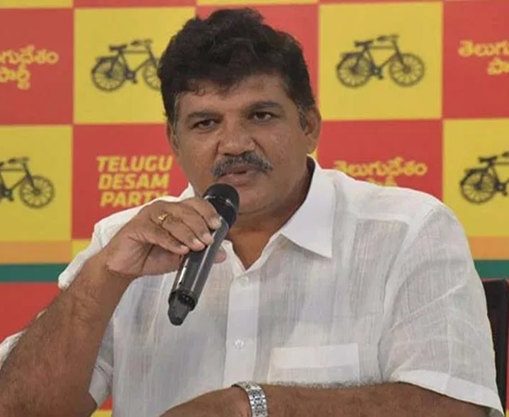 యువతను కేసుల్లో ఇరికిస్తున్నారు: ధూళిపాళ్ల