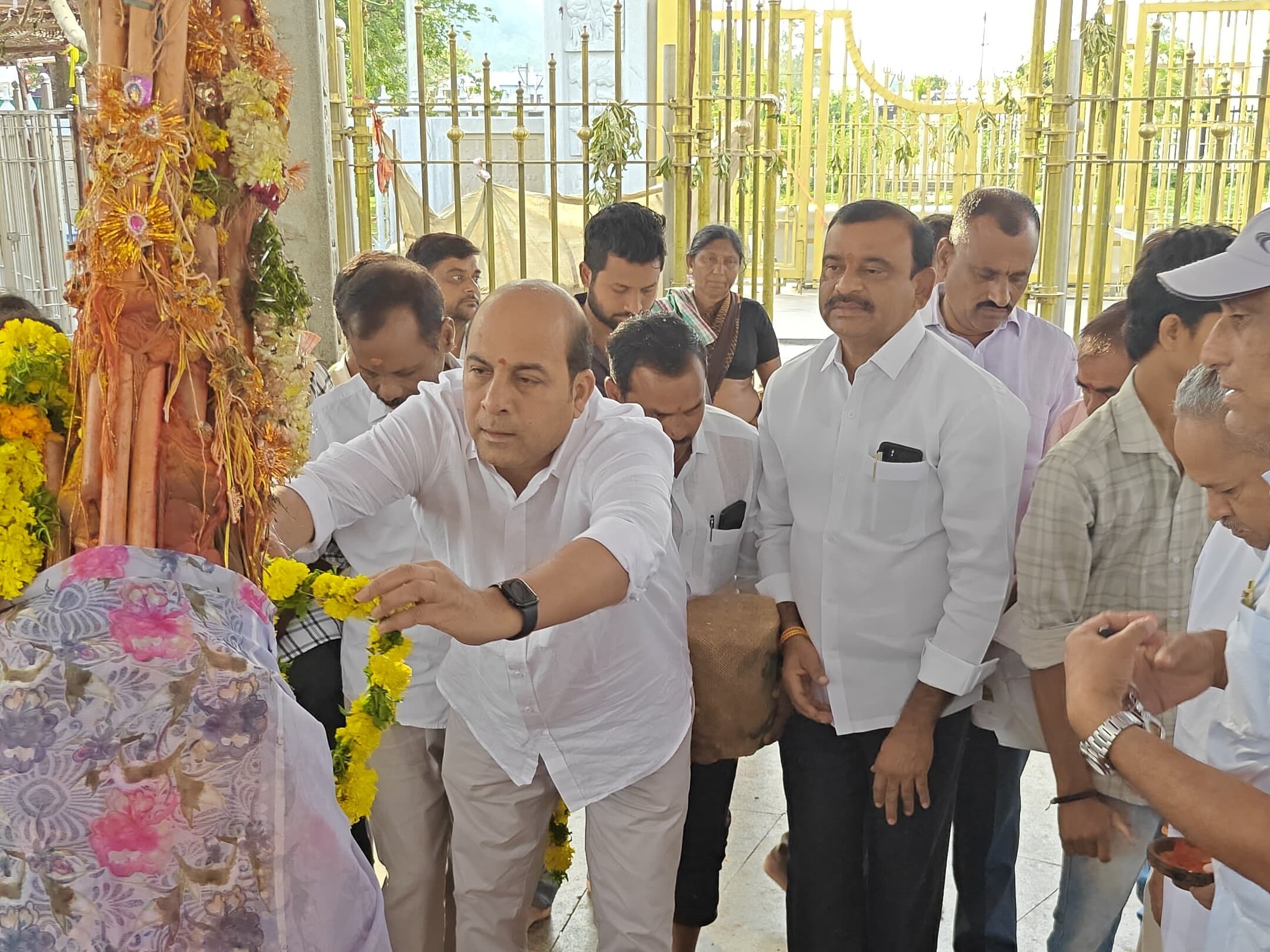 వనదేవతలను దర్శించుకున్న జిల్లా అధ్యక్షుడు, నేతలు
