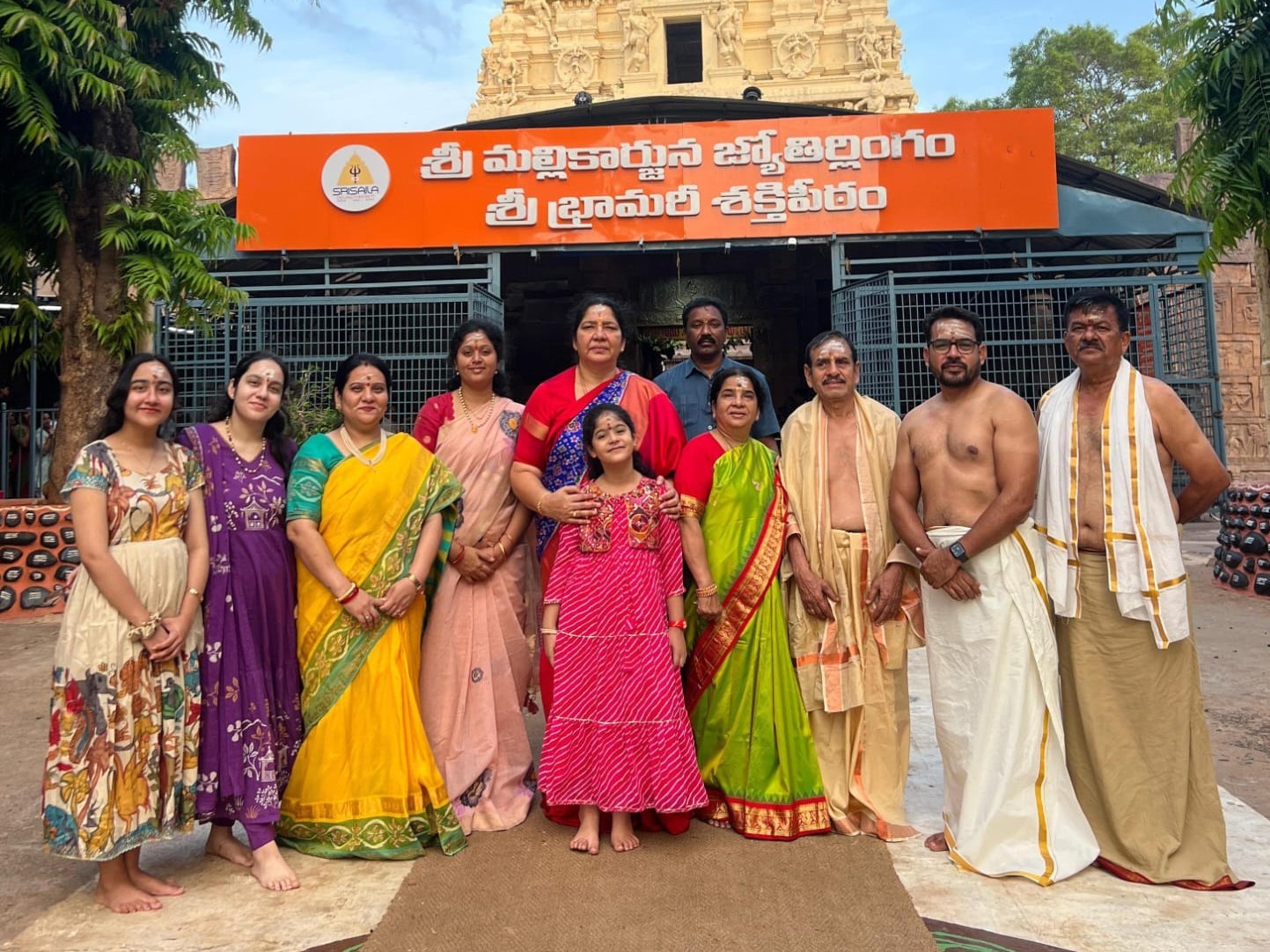 శ్రీశైలం సన్నిధిలో మాజీ మంత్రి కుటుంబం