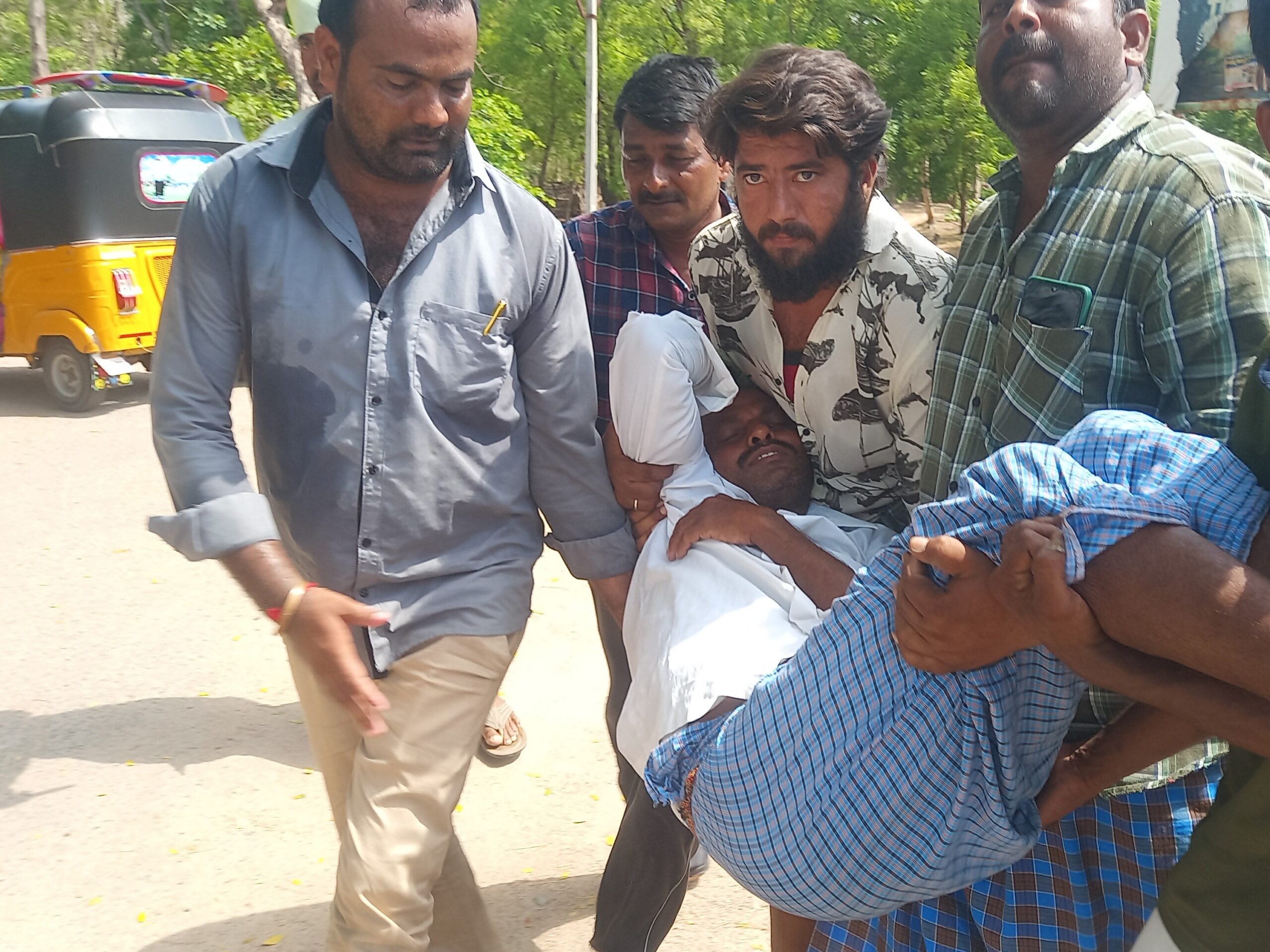 ధర్నాలో స్పృహ కోల్పోయిన రైతు