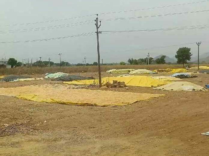 మక్కల కొనుగోళ్లలో జాప్యంపై రైతుల ఆగ్రహం