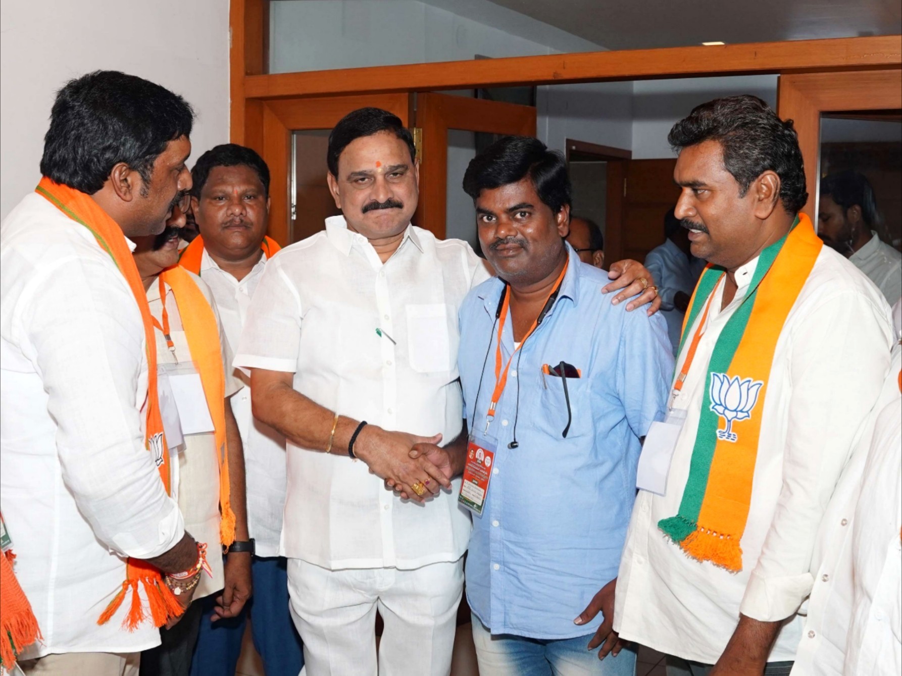 కేంద్ర మంత్రిని కలిసిన బీజేపీ నేతలు