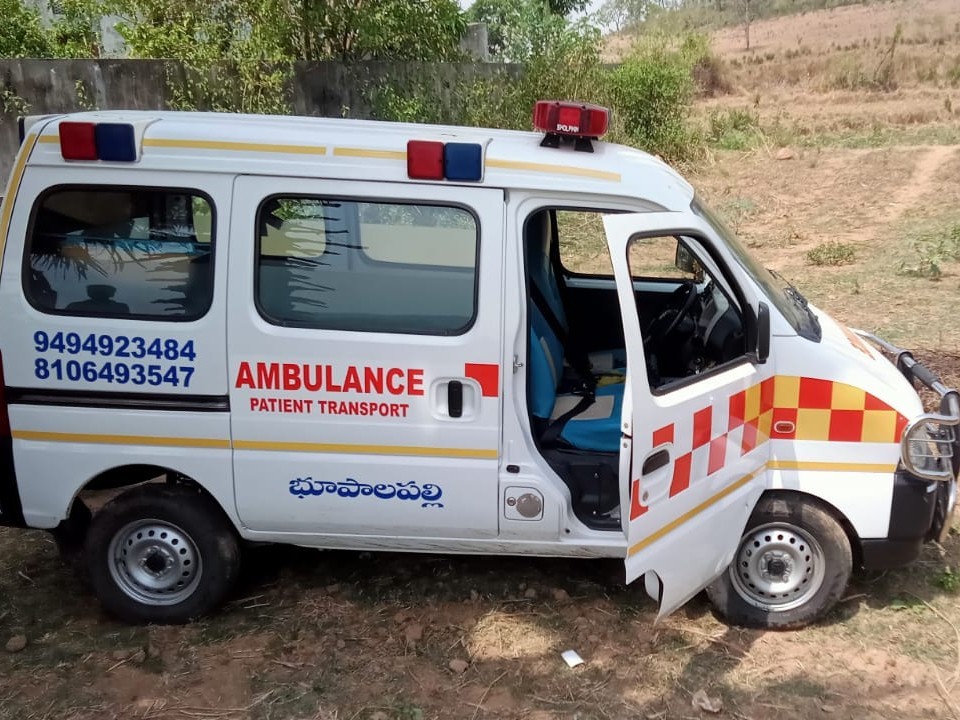 అదుపుతప్పి పొలాల్లోకి దూసుకెళ్లిన అంబులెన్స్