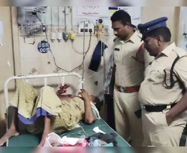 తల్లి గొంతు కోసిన కూతురు