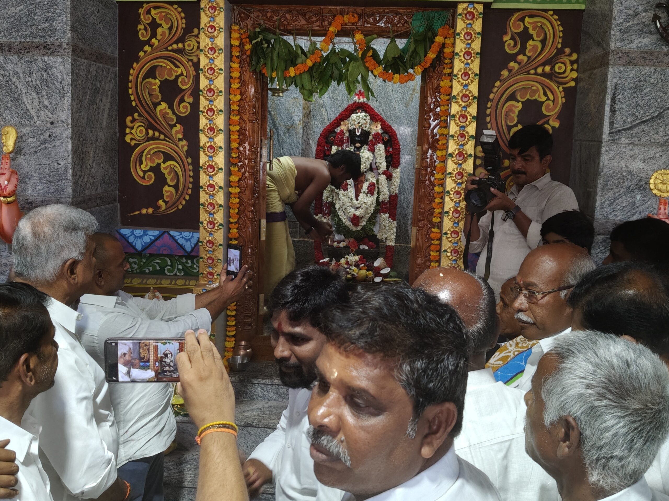 నడిగడ్డలో పర్యటించిన ఎమ్మెల్యే పెద్దిరెడ్డి