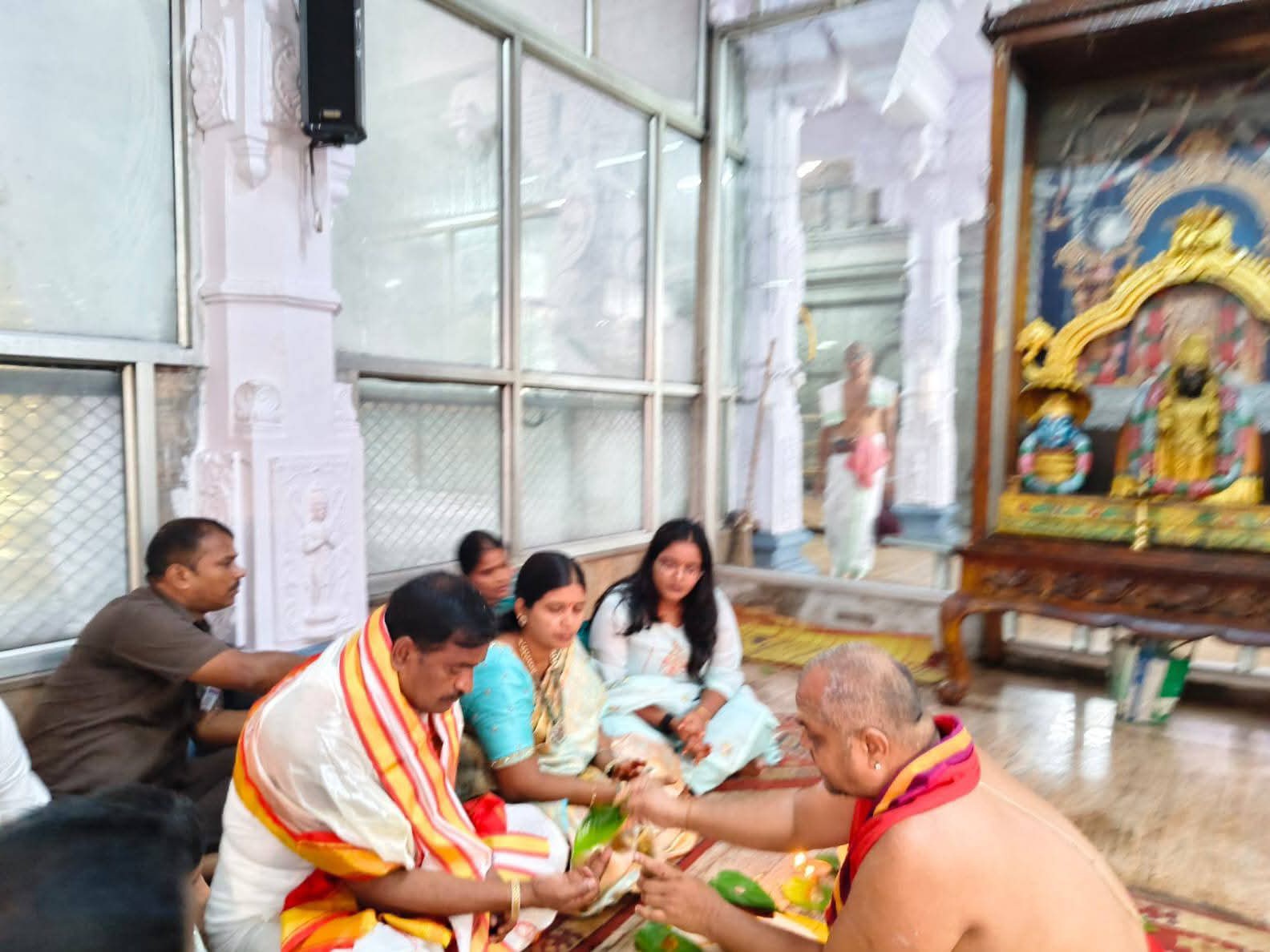 అన్నవరంలో పూజలు చేసిన ఎమ్మెల్యే దంపతులు