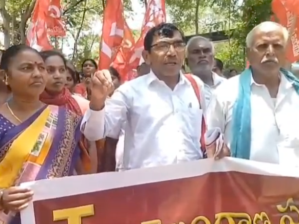 బోధన్ సబ్ కలెక్టర్ కార్యాలయం ముందు ధర్నా