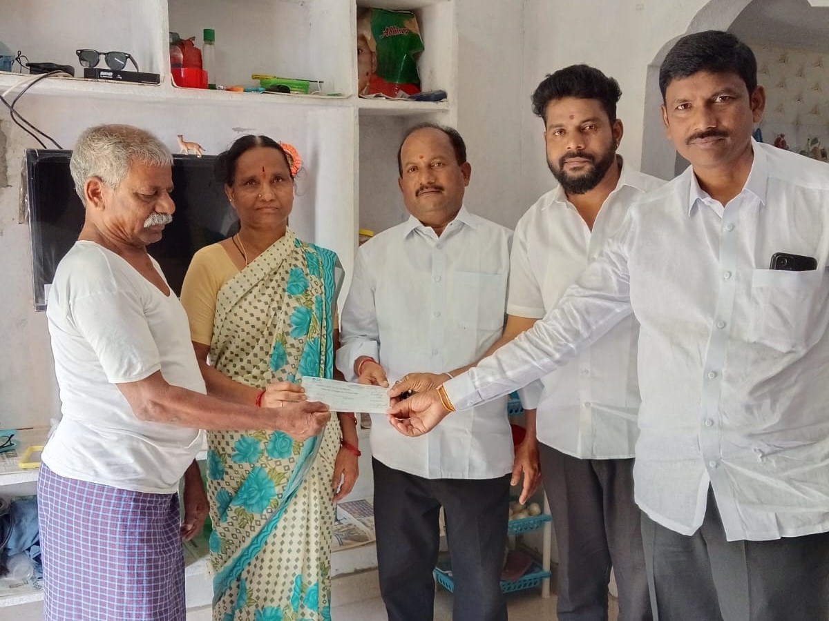 CMRF చెక్కును అందజేసిన BRS నేతలు