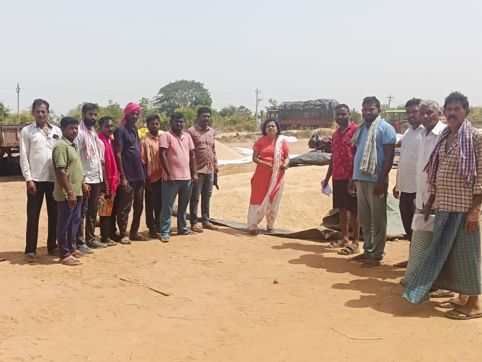 వరి కొనుగోలు కేంద్రాలను సందర్శించిన DAO