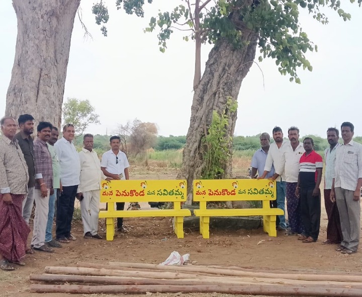 భక్తుల సౌకర్యార్థం కుర్చీ దిమ్మెలు ఏర్పాటు