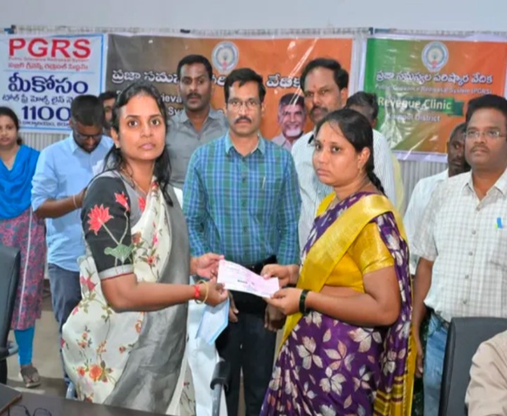 బాధిత కుటుంబానికి రూ. 5 లక్షల సాయం