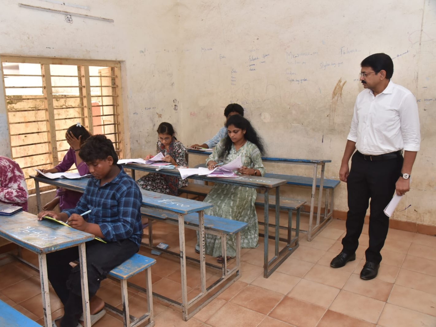 పరీక్షల నిర్వహణను తనిఖీ చేసిన కలెక్టర్