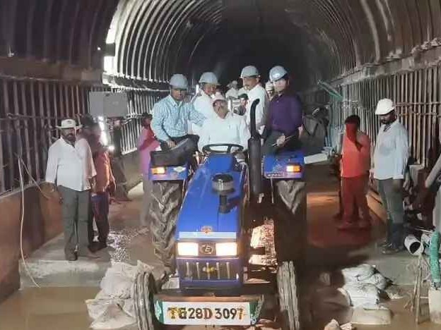ట్రాక్టర్ నడిపిన మంత్రి తుమ్మల